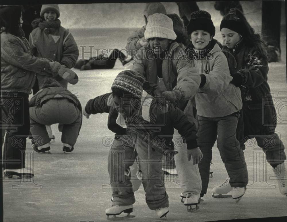 1993 Press Photo Stormonth Elementary School students ice skating, Fox Point - Historic Images