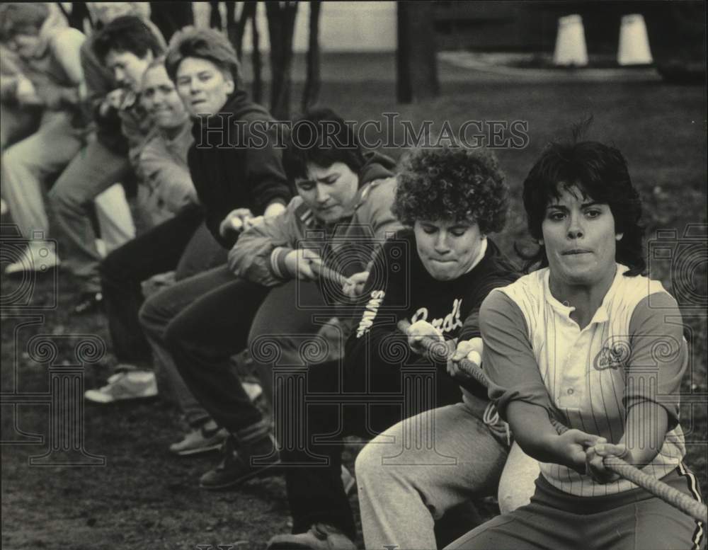 1984 Press Photo Cindy Susedik & others at tug-of-war event, Waukesha - Historic Images