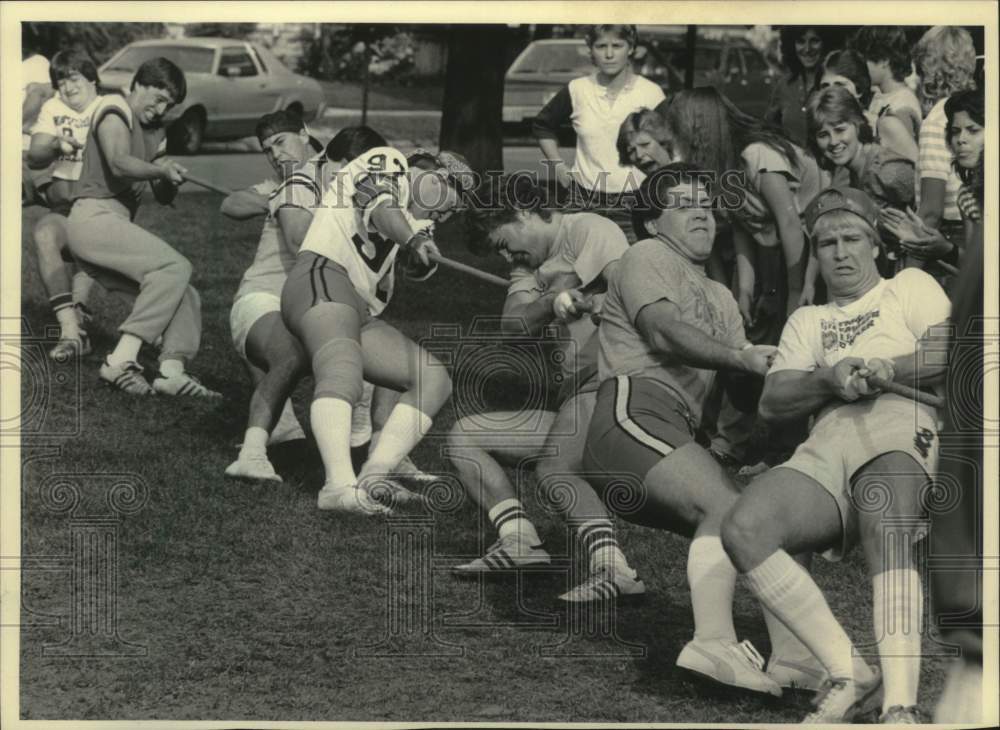 1983 Press Photo Tau Kappa Epsilon tug-of-war team at Carroll College, Waukesha - Historic Images