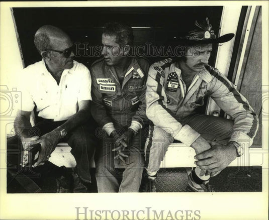 1980 Press Photo Driver David Pearson, NASCAR Director Dick Beaty & other - Historic Images