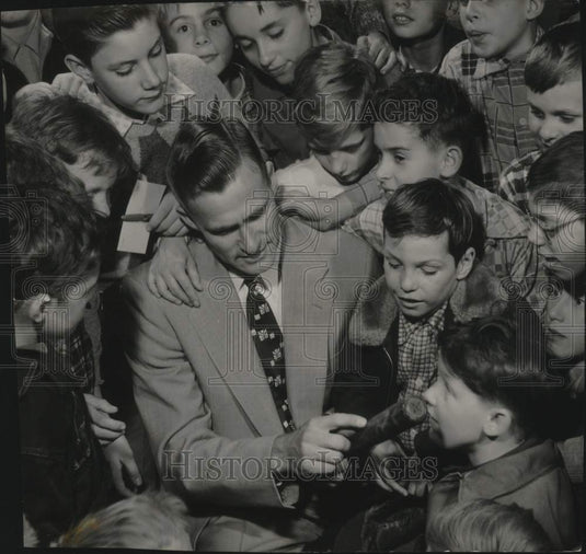 1957 Press Photo Braves baseball pitcher Lew Burdette spoke to YMCA members - Historic Images