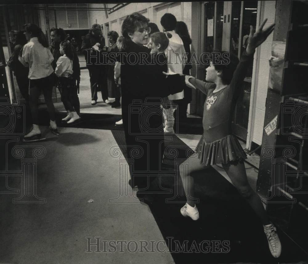 1993 Press Photo Emily Rembas, gets ready for ice skating competition, Milwaukee - Historic Images