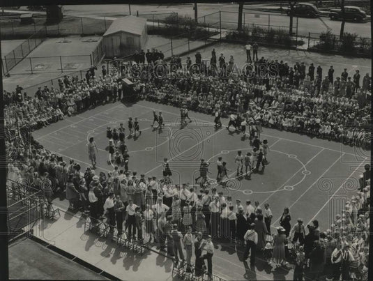 1940, Fratney Street School students practice for May Day, Milwaukee - Historic Images