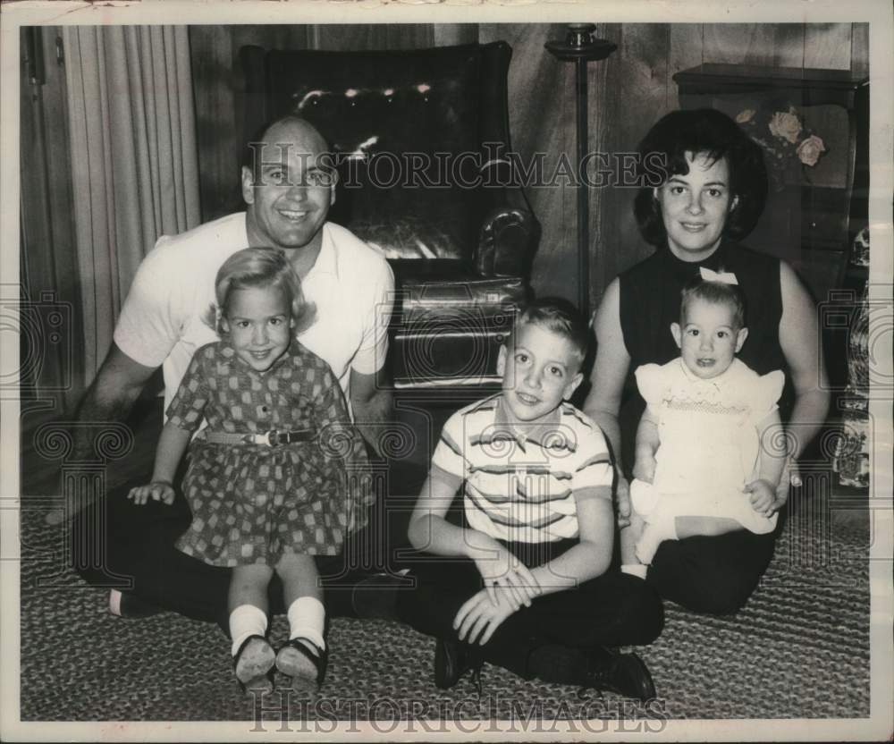 1964 Press Photo Football star Henry Jordan with his wife and family- Historic Images