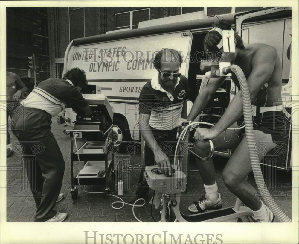 1982 Press Photo Speed skater Mike Jansen taking stress test, Wisconsin - Historic Images