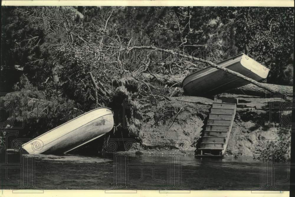 1985 Press Photo Tornado sends boats flying at Cedar Falls Resort, Wisconsin - Historic Images