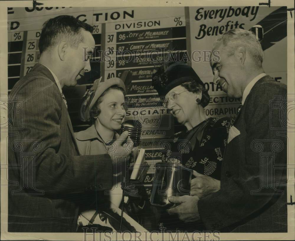 Press Photo Doctor Red Feather quiz program at Community Fund lunch, Milwaukee - Historic Images