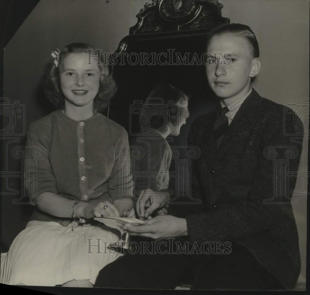 1940 Rosemary Hauske and Dean Darkow holding platter - Historic Images