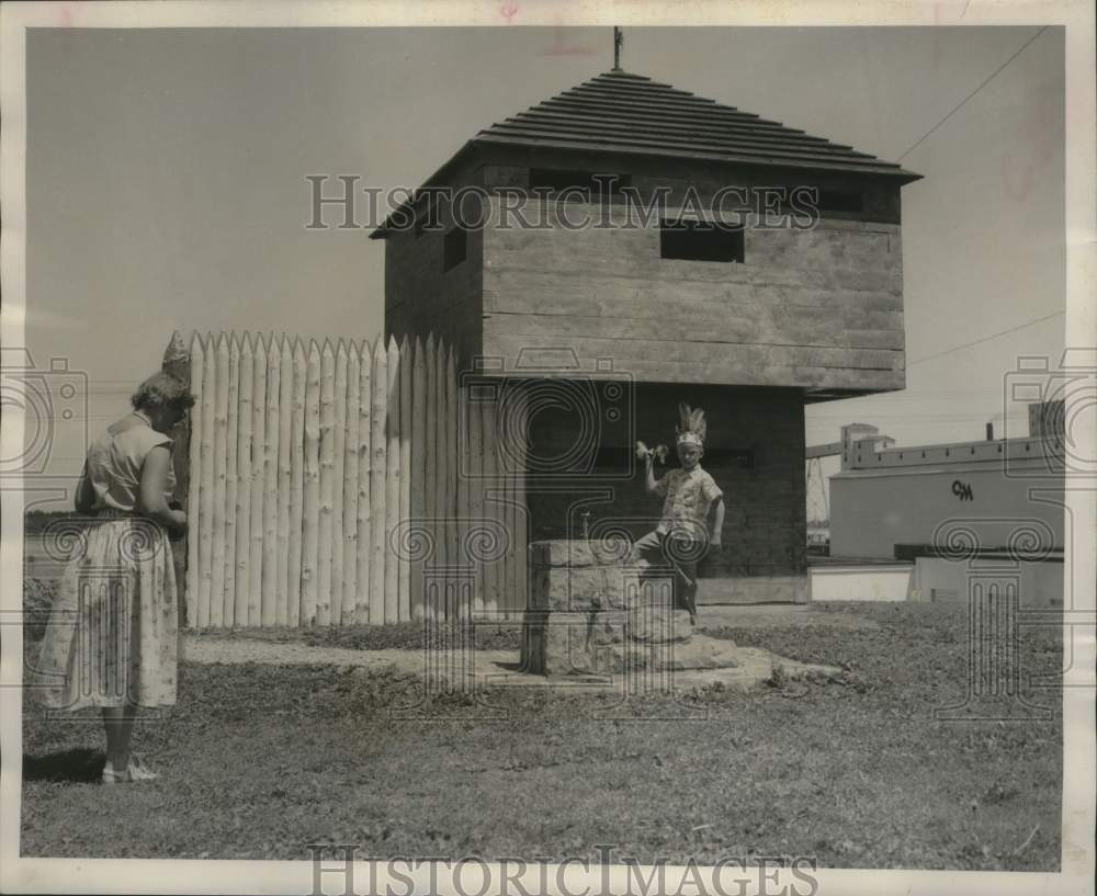 1956 Press Photo Tourist takes picture of son at Superior Stockade replica - Historic Images