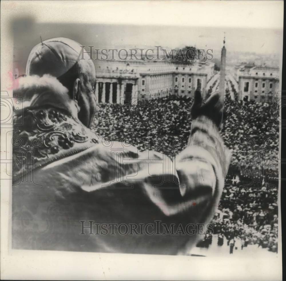 1960, Pope John Blessing crowds on Easter, Vatican City - mjc28205 - Historic Images