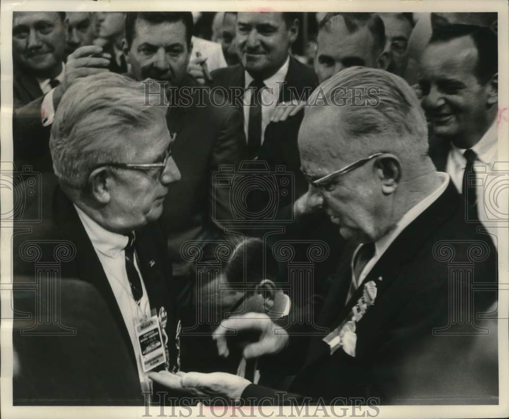 1964 Press Photo Max Barczak and Eugene Connor on Democratic Convention floor - Historic Images