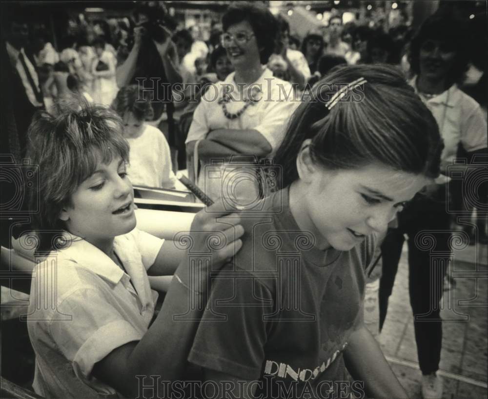 1987 Press Photo Mary Lou Retton signed Sarah Kinney&#39;s T-shirt - mjc28272 - Historic Images