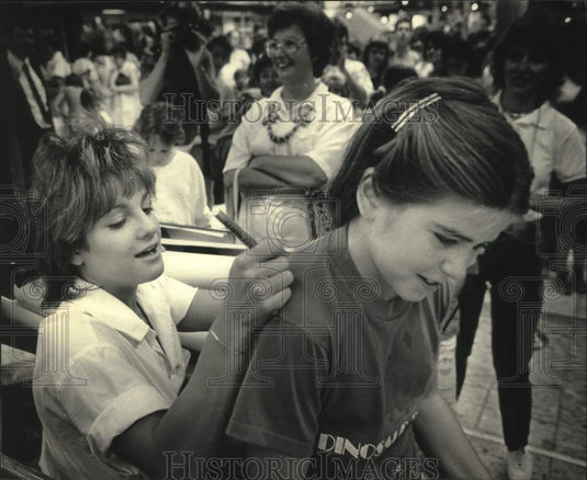 1987 Press Photo Mary Lou Retton signed Sarah Kinney's T-shirt - mjc28272 - Historic Images