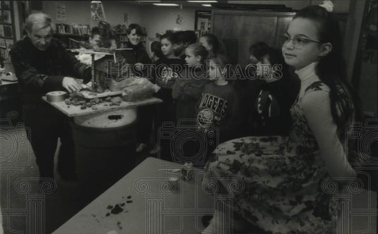 1994 Press Photo Adolph Rosenblatt models clay for Fair Park Elementary students - Historic Images