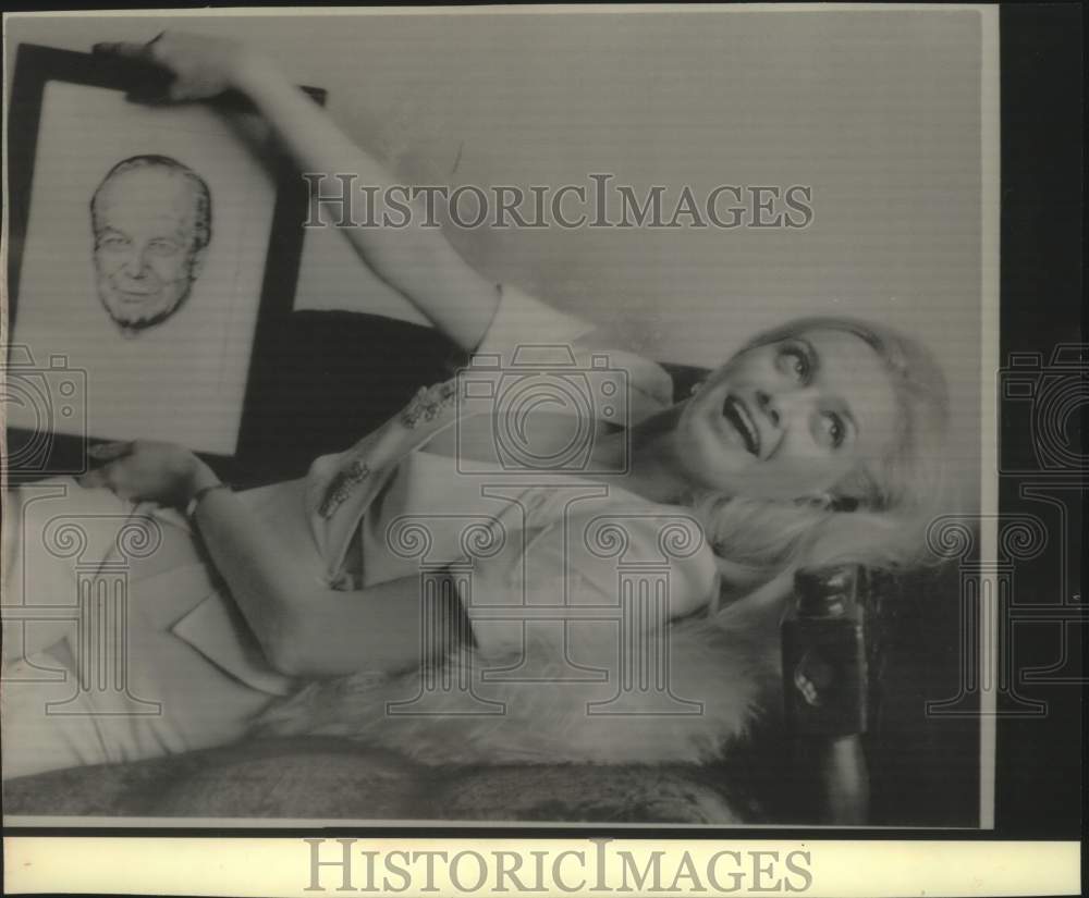 1976 Press Photo Elizabeth Ray holds drawing of Wayne Hays during home interview - Historic Images