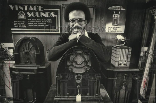 1979 Press Photo Nate Alexander Jr., owner of Vintage Sounds & vintage radios - Historic Images