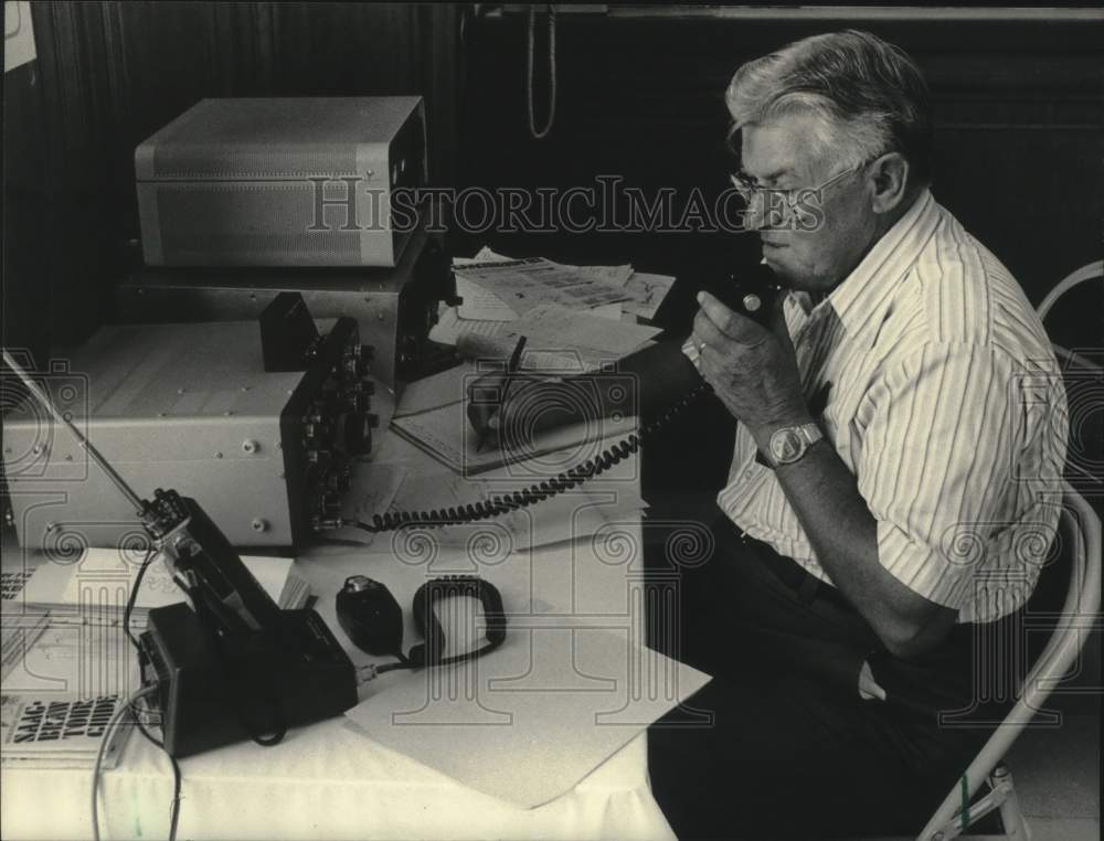 1983 Press Photo Les Peterson of Greenfield, Wisconsin talks on the radio - Historic Images