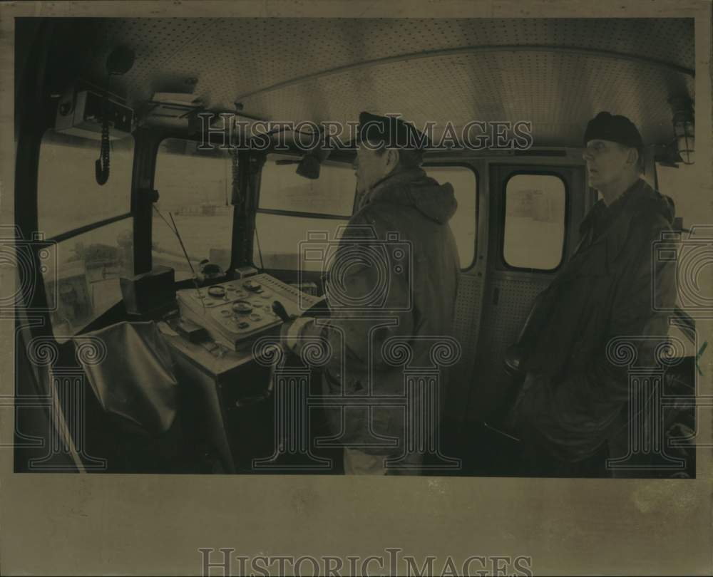 1984 Press Photo Wright Garvey &amp; other worked the tug Harbor Seagull, Milwaukee - Historic Images