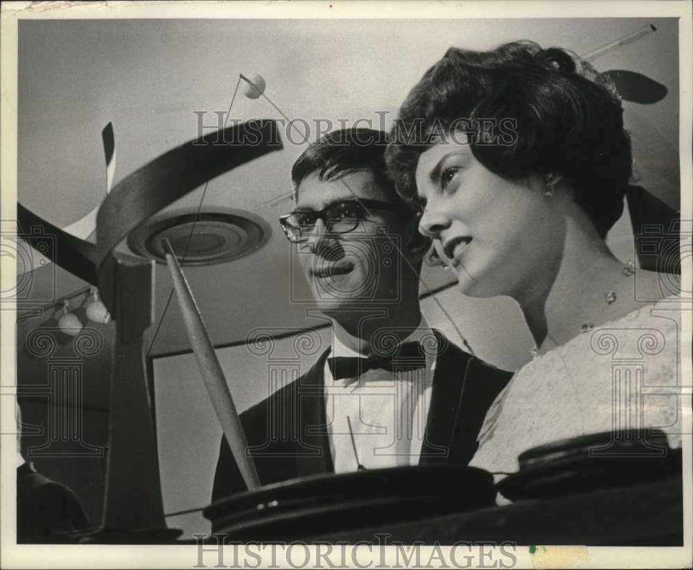 1965 Press Photo "Dancers and Spheres" creations by Alexander Calder, Wisconsin - Historic Images