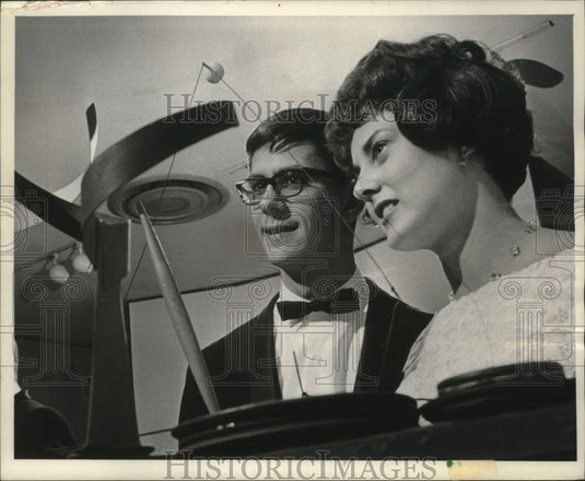 1965 Press Photo "Dancers and Spheres" creations by Alexander Calder, Wisconsin - Historic Images