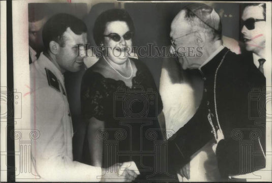 1961, Soviet astronaut Yuri Gagarin & others at a party in Cuba - Historic Images