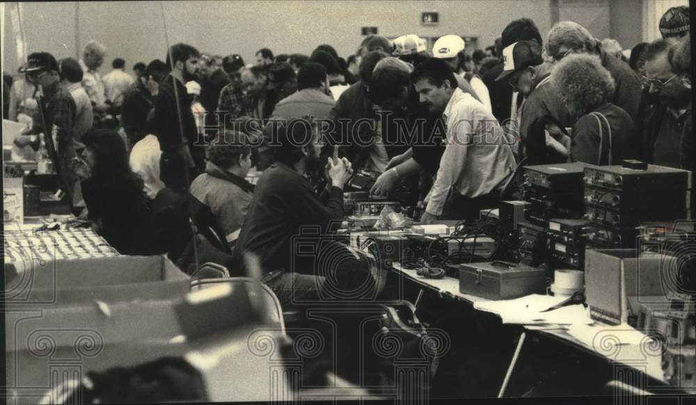 1991 Press Photo Radio Hamfest at Waukesha County Exposition Center, Wisconsin - Historic Images