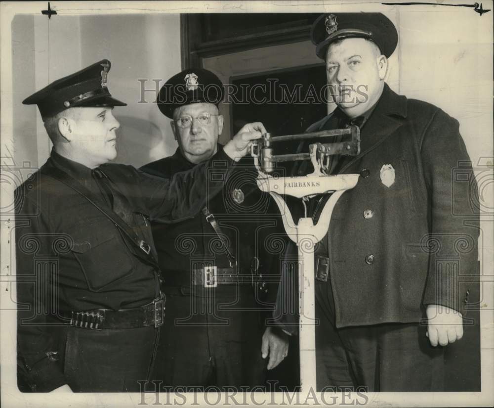 1941 Press Photo Three Sparta police officers equal 780 pounds of cop, Wisconsin - Historic Images