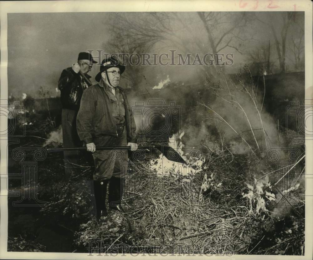 1959 Press Photo Fireman Robert Williams, Perch lake restoration, in Sparta.-Historic Images