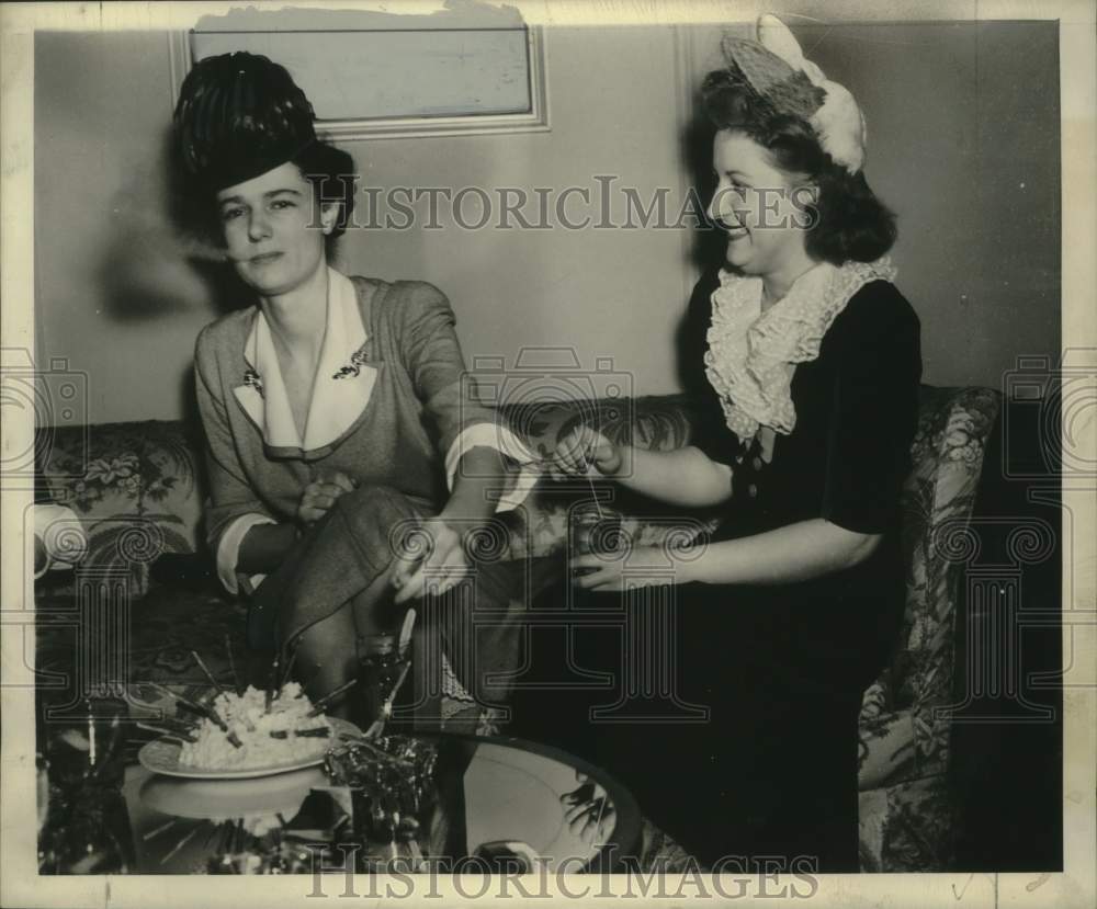 1941, Mrs. Kenneth Smart and Miss Irene Stephenson, Milwaukee. - Historic Images