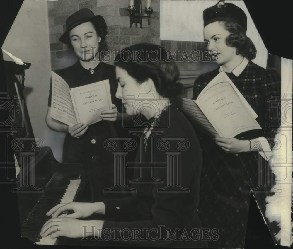 1938, Mrs. Armin M.Schlesinger and others sing around the piano. - Historic Images