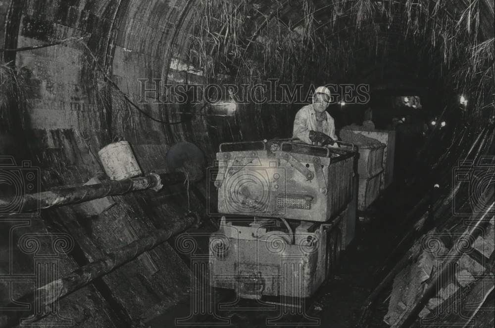 1975 Press Photo Miners use train to build sanitary sewer in Milwaukee - Historic Images