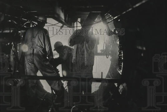 1975 Press Photo Workers pipe concrete into tunnel to make wall - mjc28489 - Historic Images