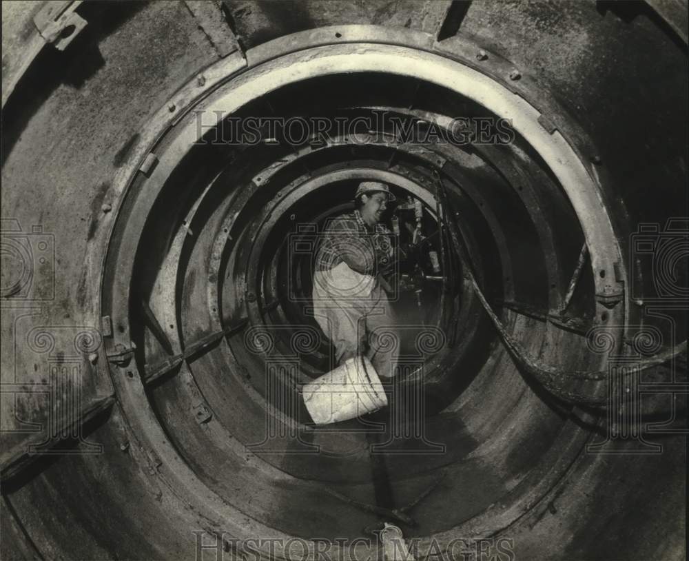 1980 Press Photo Robert Moss removes concrete forms from the sewer tunnels - Historic Images