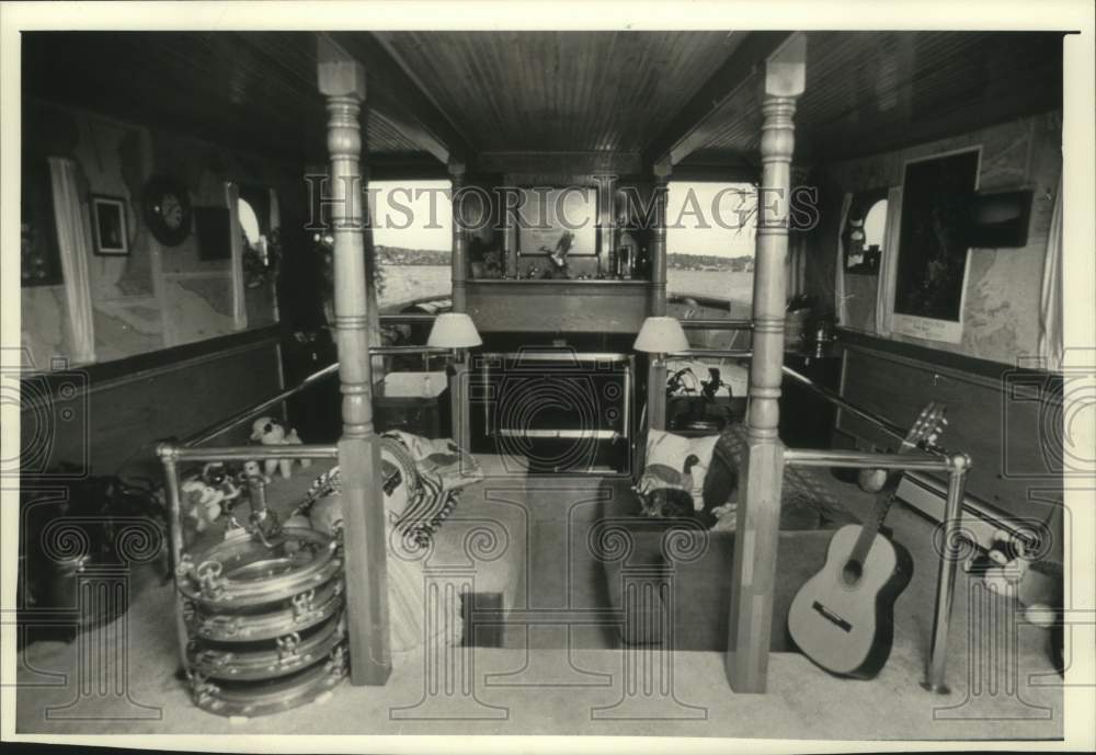 1990 Press Photo Living room of M. S. Challenger Bunk and Breakfast tug, Seattle - Historic Images