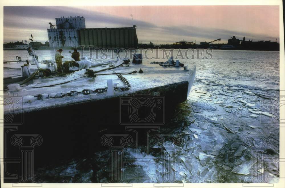 1993 Press Photo Barbara Andrie surrounded by ice on Lake Michigan, Wisconsin - Historic Images