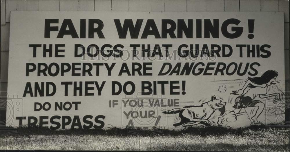 1980 Press Photo Dog warning sign on business establishment in Milwaukee - Historic Images