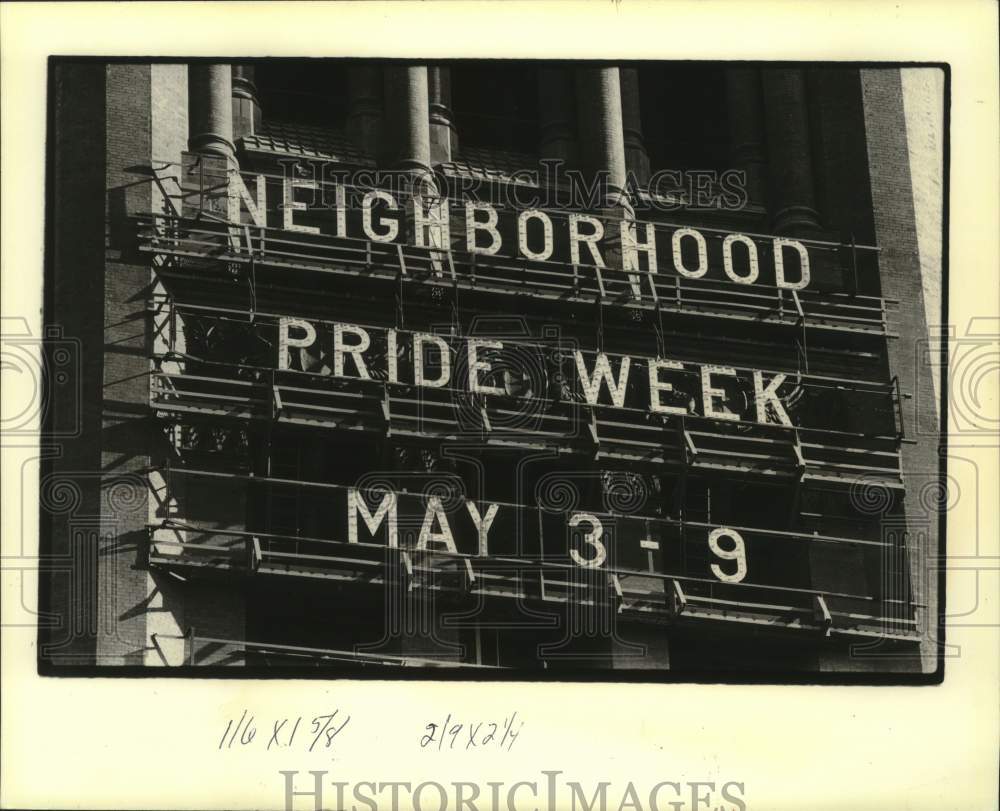 1981 Press Photo Neighborhood Pride Week sign on building in Wisconsin - Historic Images