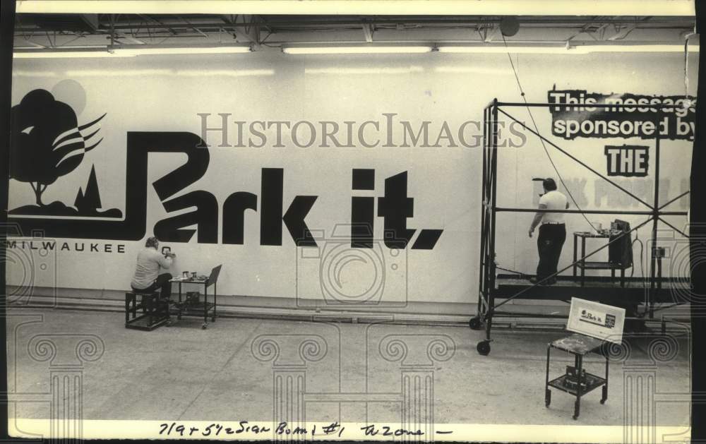 1982 Press Photo Workers finishing new sign for Milwaukee parks, Pewaukee - Historic Images