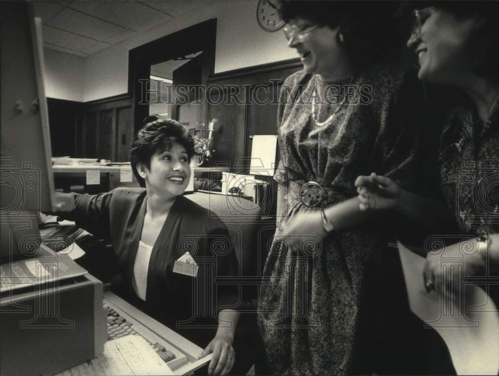 1991 Press Photo Alicia Hidalgo &amp; others at Milwaukee Area Technical College - Historic Images