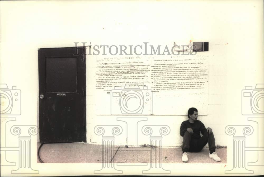 1992 Press Photo Pantaleon Sanchez sits against a wall in the Gays Mills camp - Historic Images