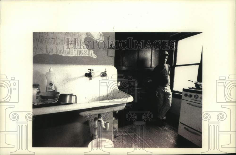 1992 Press Photo Ramon Miromantes stands in kitchen in Gay Mills camp housing - Historic Images