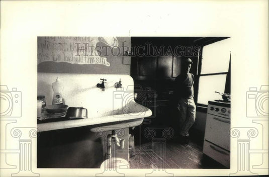1992 Press Photo Ramon Miromantes stands in kitchen in Gay Mills camp housing - Historic Images