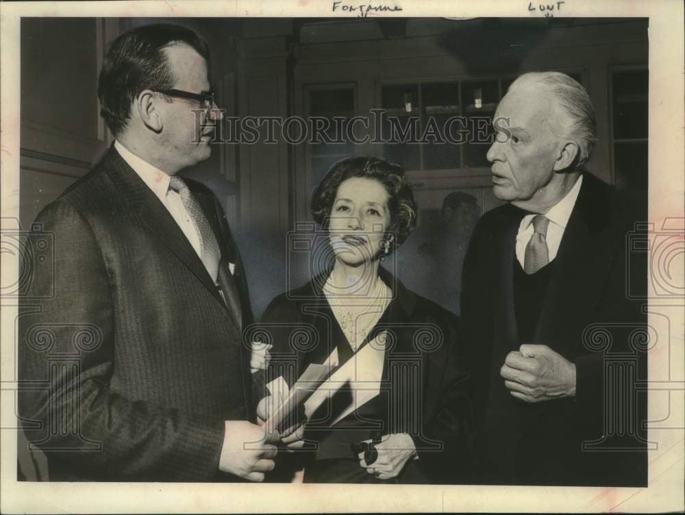 Press Photo Lynn Fontanne and Alfred Lunt receive award in Waukesha, Wisconsin - Historic Images