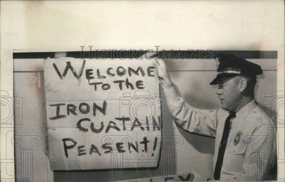 1958 Press Photo University of Wisconsin student&#39;s sign of protest is misspelled - Historic Images