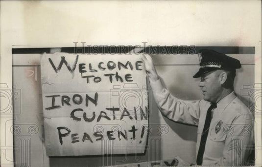 1958 Press Photo University of Wisconsin student's sign of protest is misspelled - Historic Images