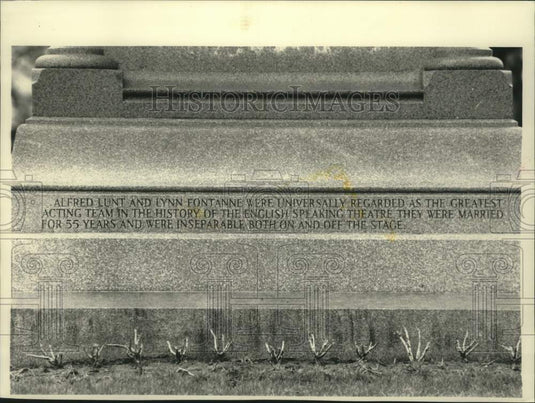 1988 Press Photo Graveside memorial for Alfred Lunt and Lynn Fontaine - Historic Images