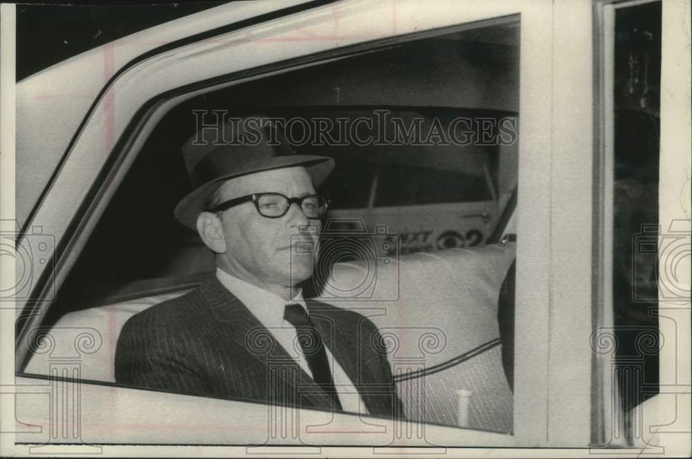 1963, Frank Sinatra Senior in the back of FBI car - mjc28605 - Historic Images