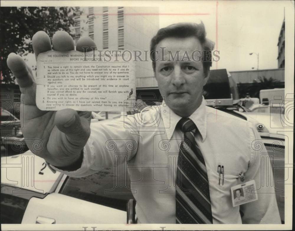 1976 Press Photo Police Commander Ralph Page held the Miranda Card, Florida - Historic Images