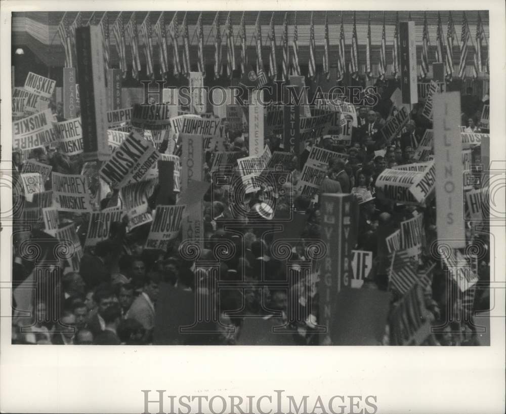 1968 Press Photo Politics on the floor of the Democratic Convention - mjc28640- Historic Images