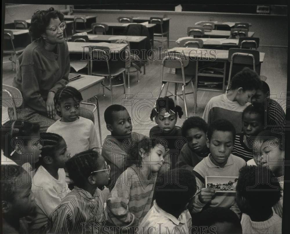 1990 Press Photo Shiron Jefferson and students at Jackie Robinson Middle School. - Historic Images